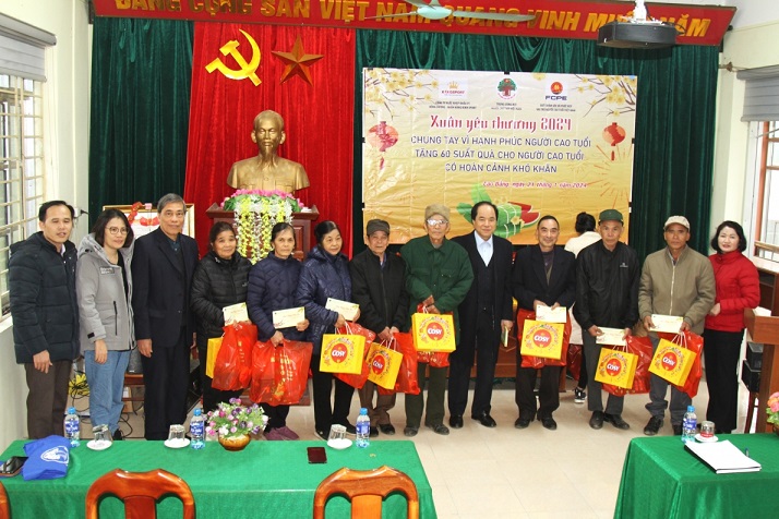 Trung ương Hội, Quỹ Chăm sóc và Phát huy vai trò NCT Việt Nam cùng nhà tài trợ tặng quà NCT tỉnh Cao Bằng, tỉnh Bình Phước
